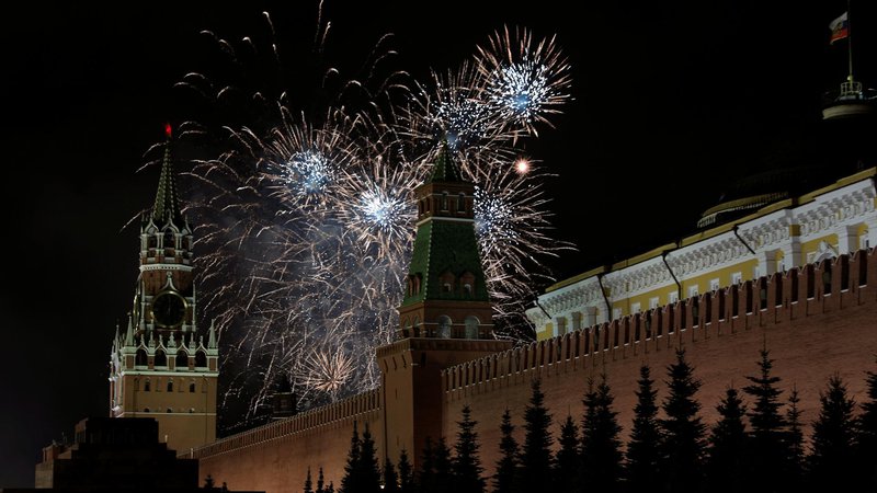 Fotografija: Moskovčani so v novo leto 2020 skočili ob 22. uri. FOTO: Tatyana Makeyeva/Reuters