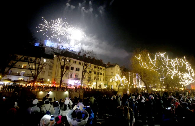 V Ljubljani je nebo ob polnoči razsvetlil tudi pisan ognjemet. FOTO: Roman Šipić/Delo