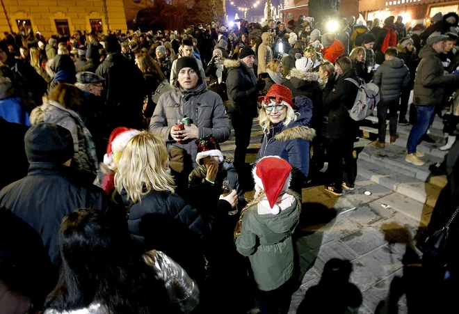 Na ulicah prestolnice se je zbralo veliko ljudi. FOTO: Roman Šipić/Delo