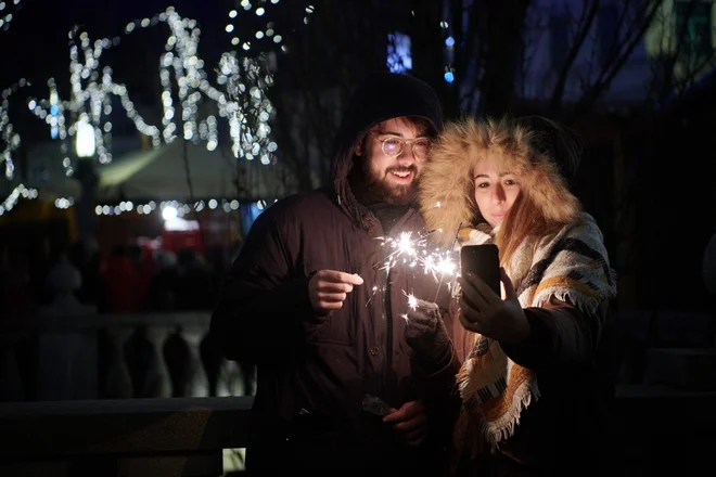 Poleg klasično priljubljenega kuhanega vina so letos prodali precej vročega gina in vročega mojita. FOTO: Jure Makovec/Afp