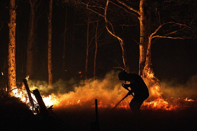 Oblasti opozarjajo, da bi lahko divjanje požarov zahtevalo še več žrtev. FOTO: Saeed Khan/Afp