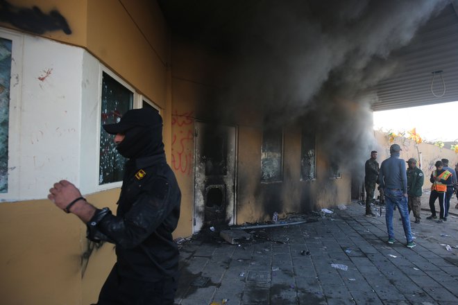 Zjutraj se je množica znova približala obzidju in zažigala ameriške zastave. FOTO: Ahmad Al-rubaye/AFP