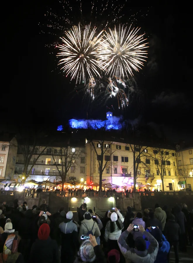 Na ulicah prestolnice se je zbralo veliko ljudi. FOTO: Roman Šipić/Delo