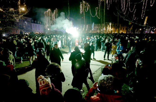 Na ulicah prestolnice se je zbralo veliko ljudi. FOTO: Roman Šipić/Delo