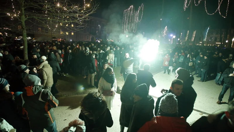 Fotografija: Slovenski mladostniki ob vstopu v leto 2020 niso pretiravali z alkoholom.  FOTO:  Roman Šipić/Delo