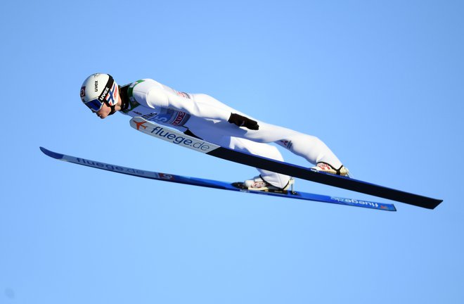 Marius Lindvik si je pot do zmage tlakoval v prvi seriji, v kateri je s 143,5 m izenačil rekord skakalnice. FOTO: AFP