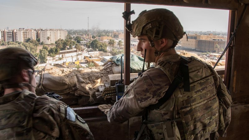 Fotografija: Ameriški vojaki v Bagdadu spremljajo dogajanje pred veleposlaništvom ZDA. FOTO: Reuters