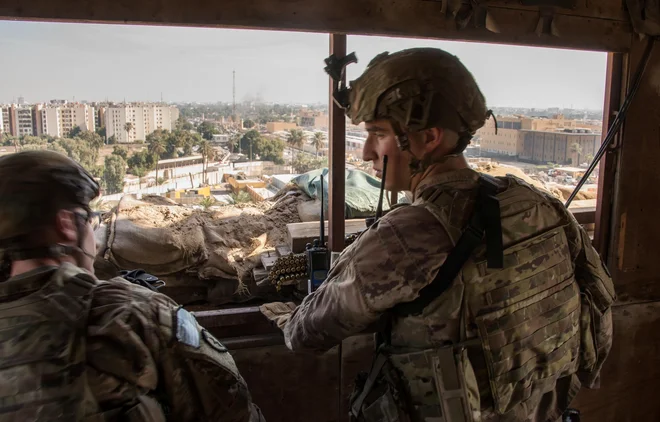 Ameriški vojaki v Bagdadu spremljajo dogajanje pred veleposlaništvom ZDA. FOTO: Reuters