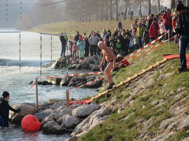 Darko Završan, ki je prvi zaplaval v Savinji, na poti do reke. FOTO: Špela Kuralt/Delo