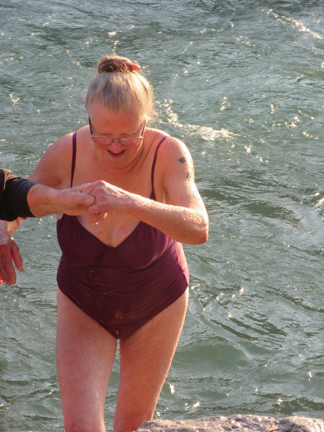 Najstarejša udeleženka novoletnega skoka v Savinjo Majda Gričar je na novega leta dan v reki plavala drugič in močno upa, da pride tudi prihodnje leto. FOTO: Špela Kuralt/Delo