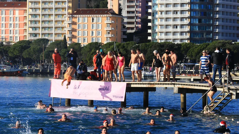 Fotografija: Morje je imelo nekaj manj kot 14 stopinj Celzija. FOTO: Tomi Lombar/Delo