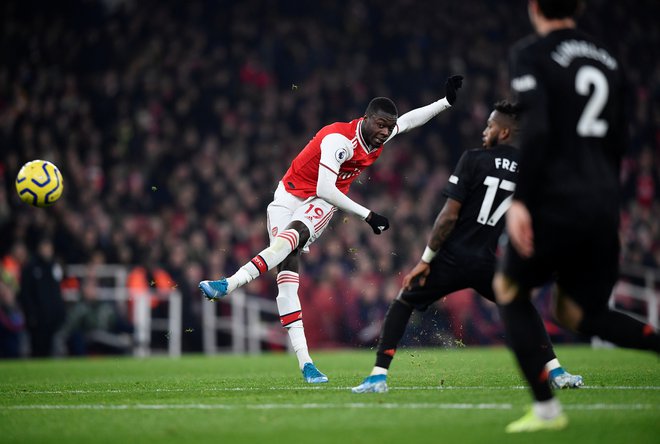 Arsenalova najdražja okrepitev v tej sezoni Nicolas Pepe je že v uvodnih minutah premagal Davida De Geo. FOTO: Reuters
