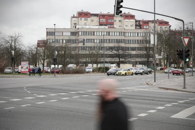 Spomladi bodo stranke v stavbi za Bežigradom lahko urejale tudi osebne dokumente. FOTO: Uroš Hočevar/Delo