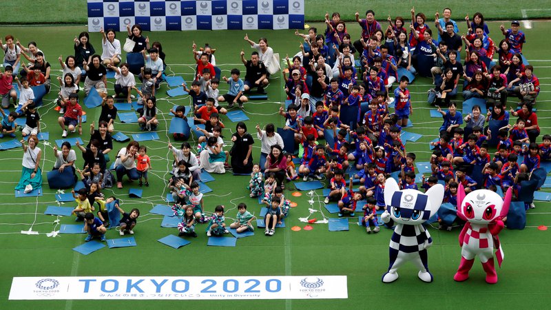 Fotografija: Večplastna simbolika maskot veliko pove o tem, kaj Japonci pričakujejo od olimpijskih iger. FOTO: Reuters