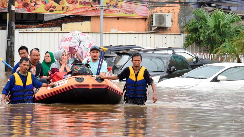 Fotografija: Gre za ene najhujših poplav v zadnjih letih v Džakarti. FOTO: Antara/Reuters