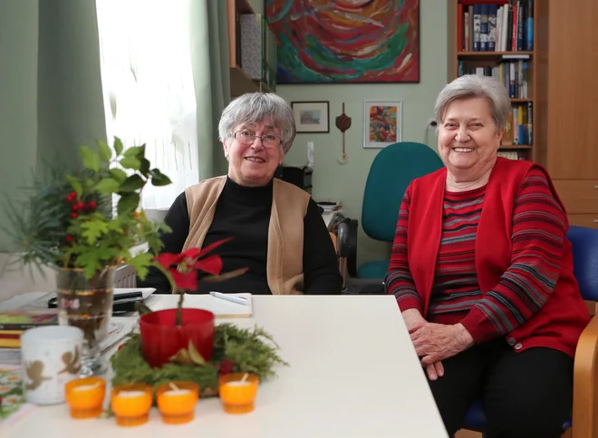 S prijateljico Julko Žagar vsak drugi ponedeljek vodita pogovore o življenju in smrti. Foto Dejan Javornik