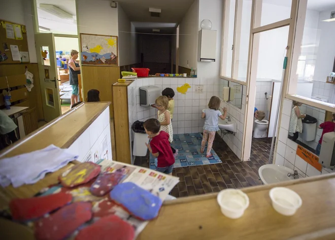 Cene v vrtcih so odvisne od stroškov dela, torej od plač zaposlenih. FOTO: Voranc Vogel/Delo