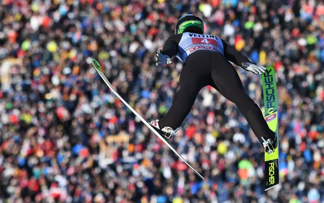 Peter Prevc tudi na novega leta ni prikazal dveh enako dobrih skokov; precej boljši mu je znova uspel v finalu. FOTO: AFP