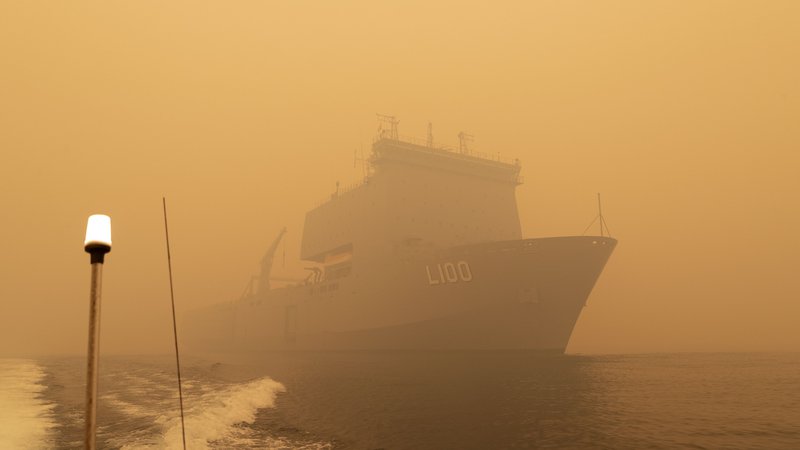 Fotografija: Vojaška ladja HMAS Choules bo ljudi z obale Mallacoota vozila na varno. FOTO: Helen Frank, Royal Australian Navy/AFP