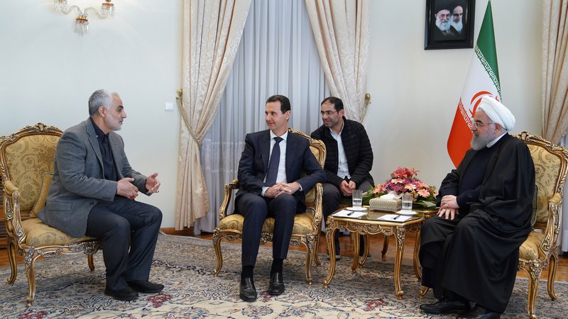 Fotografija: Kasem Solejmani februarja letos med pogovorom z Bašarjem al Asadom in Hasanom Rohanijem. FOTO: SANA/AFP