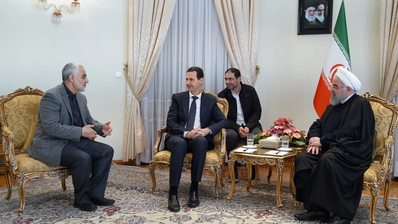 Fotografija: Kasem Solejmani februarja letos med pogovorom z Bašarjem al Asadom in Hasanom Rohanijem. FOTO: SANA/AFP