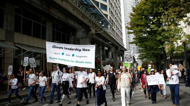 Fotografija: Amazonovi zaposleni za podnebno pravičnost so se lani jeseni udeležili protestnega pohoda proti podnebnim spremembam v Seattlu. FOTO: Lindsey Wasson/Reuters