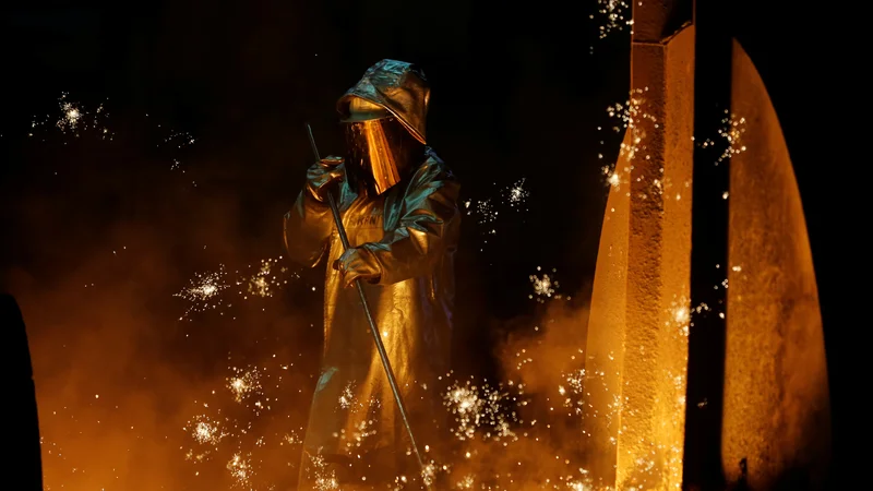 Fotografija: Proizvodnja v jeklarni nemške skupine ThyssenKrupp. Povpraševanje po novih delavcih v Nemčiji upada že od marca 2018. FOTO: Leon Kuegeler/Reuters