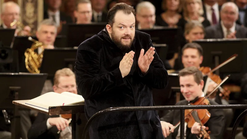 Latvijski dirigent Andris Nelsons med dirigiranjem novoletnega koncerta. FOTO: Ronald Zak/Ap
