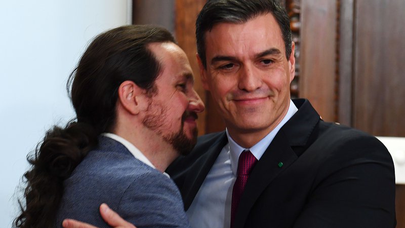 Fotografija: Vodja Unidas Podemos Pablo Iglesias (levo) in vršilec dolžnosti predsednika španske vlade Pedro Sánchez. Foto: Gabriel Bouys/Afp