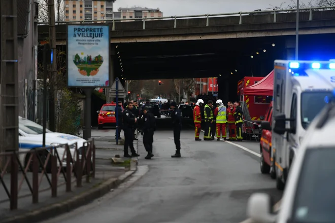 Moški je z nožem napadel več ljudi. FOTO: Christophe Archambault/Afp