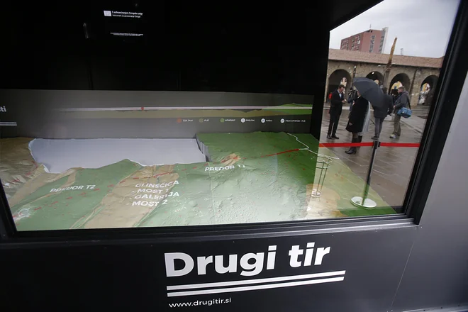 Pogodba je izbranega izvajalca zavezovala, da pri izdelavi makete ne bo nastopal s podizvajalci. FOTO: Blž Samec/Delo