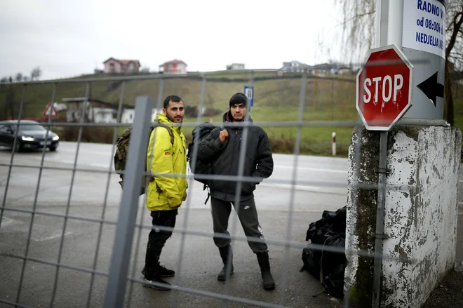 Igra je bila neuspešna. Hrvaški policisti niso uslišali njune (zakonite) prošnje za azil in ju vrnili v Veliko Kladušo. FOTO: Matej Družnik