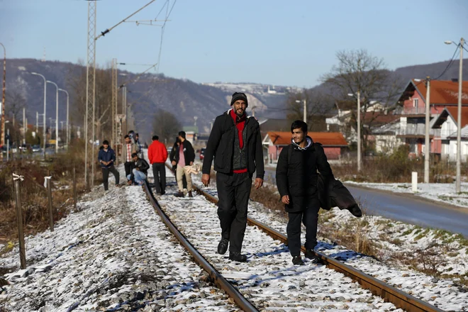 Ljudje se iz Velike Kladuše vsak dan odpravljajo »v igro«. Želijo se prebiti do mednarodne zaščite v EU. FOTO: Matej Družnik