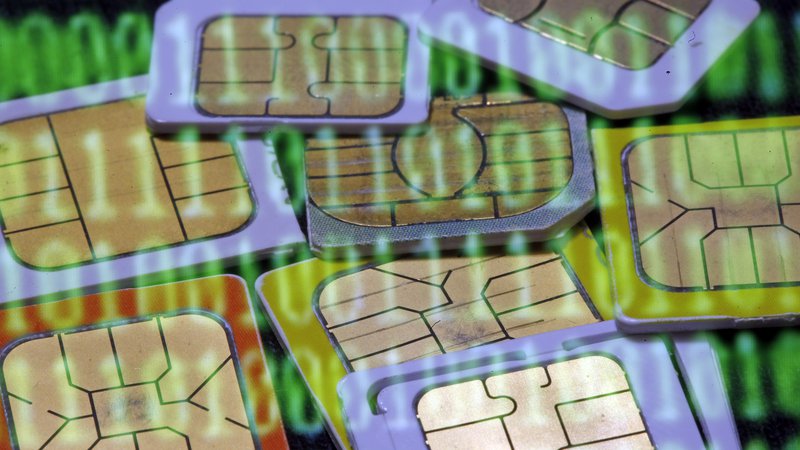 Fotografija: SIM cards are reflected on a monitor showing binary digits in this photo illustration taken in Sarajevo February 23, 2015. Gemalto said February 23, 2015 its initial investigations into a report that U.S. and British spies had hacked it systems showed its products were secure and it thus did not expect a significant financial prejudice. The hack into the world's biggest maker of phone SIM cards allowed the spies to potentially monitor the calls, texts and emails of billions of mobile users around the world, the investigative news website reported. Gemalto makes smart chips for mobile phones, bank cards and biometric passports and counts Verizon , AT&T Inc. and Vodafone among its 450 wireless network provider customers around the world. Picture was taken February 23, 2015.   REUTERS/Dado Ruvic (BOSNIA AND HERZEGOVINA  - Tags: SCIENCE TECHNOLOGY BUSINESS TELECOMS POLITICS CRIME LAW TPX IMAGES OF THE DAY)   - LR2EB2O0TTFF0