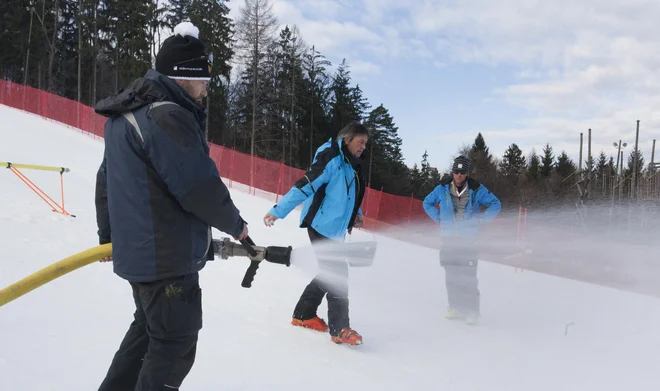 Zagrebški prireditelji so se za prve tekme za svetovni pokal na Sljemenu učili od slovenskih kolegov, predvsem v Mariboru. V zadnjih letih jim na progi nad Zagrebom med tekmami pomagajo tako Kranjskogorci kot Mariborčani. FOTO: Tadej Regent/Del