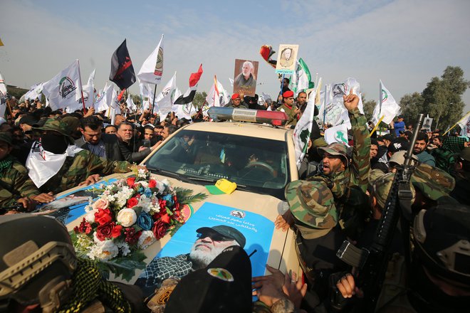 Množica se je poslovila od ubitega generala. FOTO: Ahmad Al-rubaye/Afp