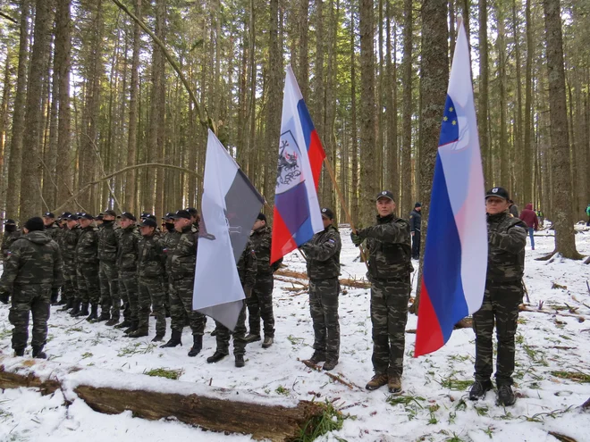 Zbor Slovenske varde na prizorišču padca Pohorskega bataljona pri Treh žebljih na Osankarici, je med množico povzročil negodovanje. FOTO: Bojan Rajšek/Delo