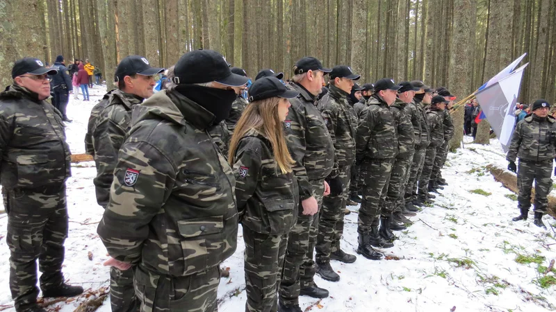 Fotografija: Vardisti pravijo, da so miroljubni in od glave do pete za Slovenijo. Njihov zbor je bil pospremljen z žvižgi. FOTO: Bojan Rajšek/Delo