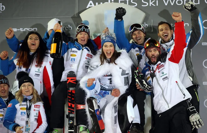 Takole se je Petra Vlhova veselila zmage s svojo ekipo, ki jo vodi italijanski trener Livio Magoni, nekdanji trener Tine Maze ob njenih največjih uspehih. FOTO AFP