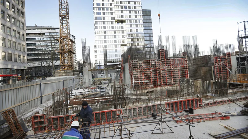 Fotografija: Po nekajmesečni ustavitvi del na Bavarskem dvoru delavci hitijo z gradnjo petzvezdičnega hotela Atower. Odprli naj bi ga v začetku prihodnjega leta. FOTO: Leon Vidic/Delo