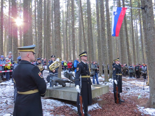 Častna straža pripadnikov Slovenske vojske pred spomenikom padlih junakov. FOTO: Bojan Rajšek/Delo