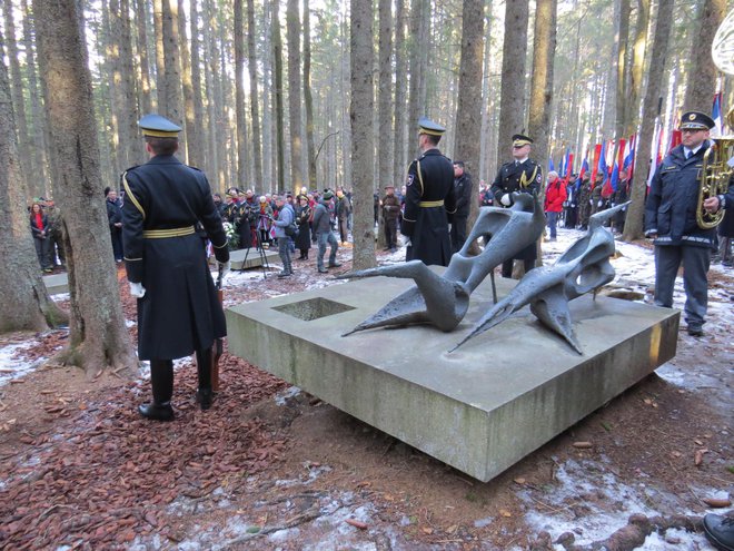 Častna straža pripadnikov Slovenske vojske pred spomenikom padlih junakov. FOTO: Bojan Rajšek/Delo