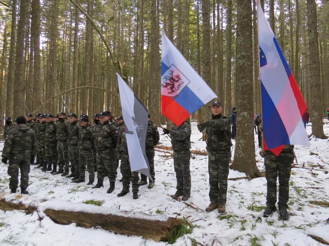 Spominske slovesnosti so se udeležili tudi pripadniki tako imenovane Slovenske varde. FOTO: Bojan Rajšek/Delo