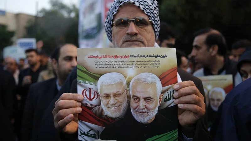 Fotografija: Občutek je, kot da je po petkovi tektonski ameriški zunajsodni eksekuciji iranskega generala celoten Bližnji vzhod v – suspenzu. FOTO: Hossein Mersadi/AFP