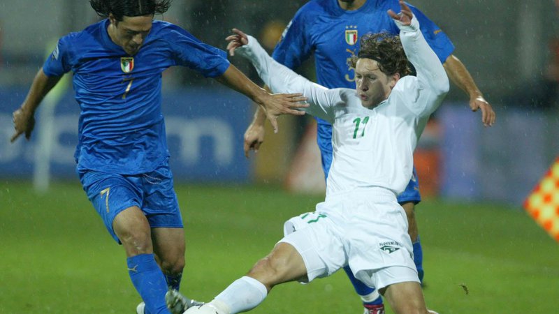 Fotografija: Mauro Camoranesi (levo) in Andrej Komac sta v Celju v kvalifikacijski tekmi za SP v Nemčiji leta 2004 bila bitko na sredini igrišča. To je bila zadnja tekma, ki jo je Italija izgubila na njeni poti do naslova svetovnega prvaka. FOTO: Matej Družnik/Delo