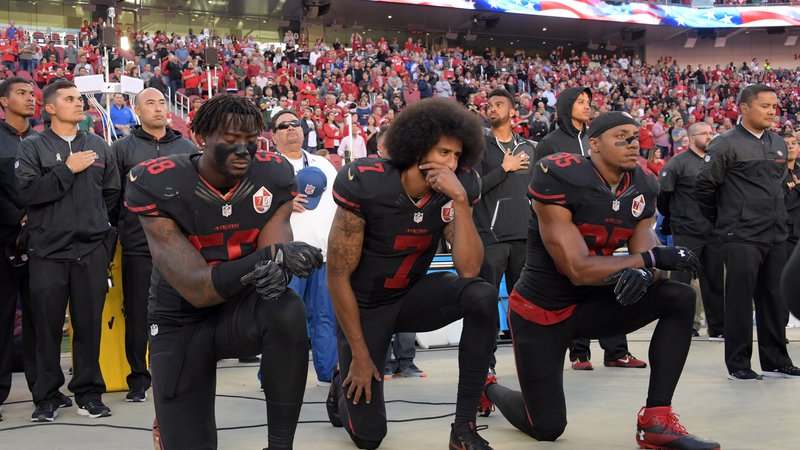 Fotografija: Nekdanji podajalec moštva San Francisco 49ers je v preteklosti razburjal s klečanjem ob igranju ameriške himne na tekmah lige poklicnega nogometa NFL. Foto Usa Today Sports