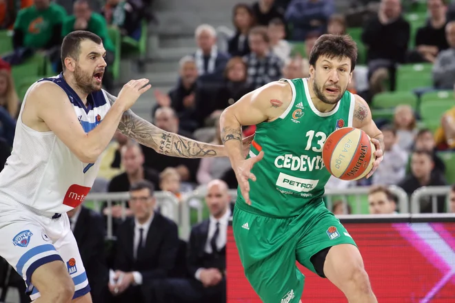 Sava Lešić (levo) je v Stožicah dosegel 27 točk, Andrija Stipanović (desno) le pet. FOTO: ABA