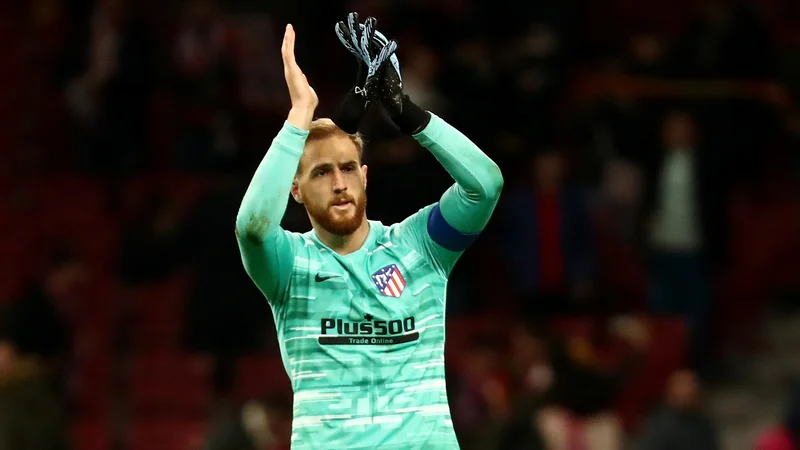 Fotografija: Jan Oblak se je po koncu tekme z Levantejem zahvalil tudi navijačem. FOTO: Reuters