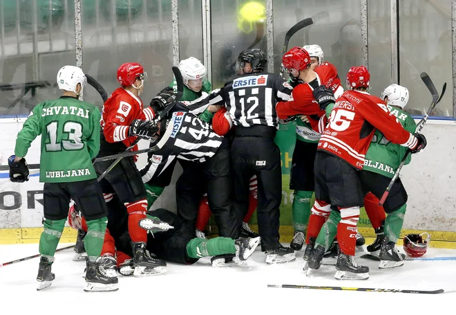 Jeseničani so še v boju za uvrstitev med prvo šesterico in za vsaj še dva velika derbija z Olimpijo.<br />
FOTO: Roman Šipić/Delo