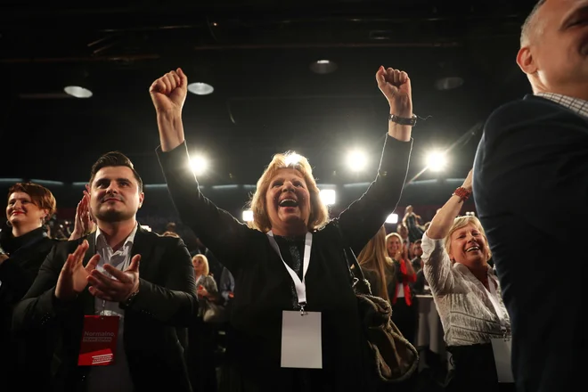 Podporniki Milanovića slavijo. FOTO: Marko Djurica/Reuters